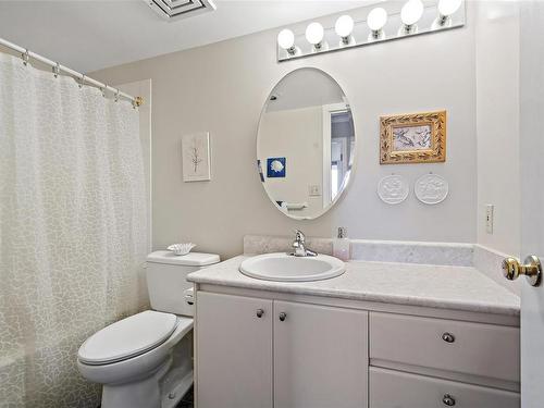 400-636 Montreal St, Victoria, BC - Indoor Photo Showing Bathroom