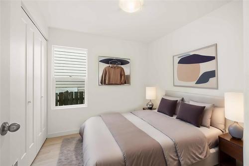 905 Beach Avenue, Winnipeg, MB - Indoor Photo Showing Bedroom