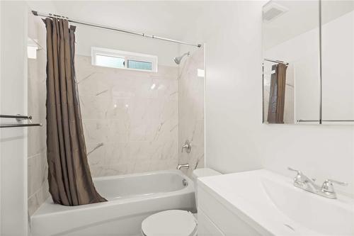 905 Beach Avenue, Winnipeg, MB - Indoor Photo Showing Bathroom