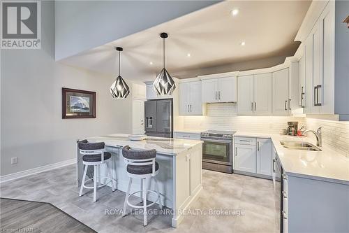 9 Sassafras Row, Fort Erie, ON - Indoor Photo Showing Kitchen With Double Sink With Upgraded Kitchen