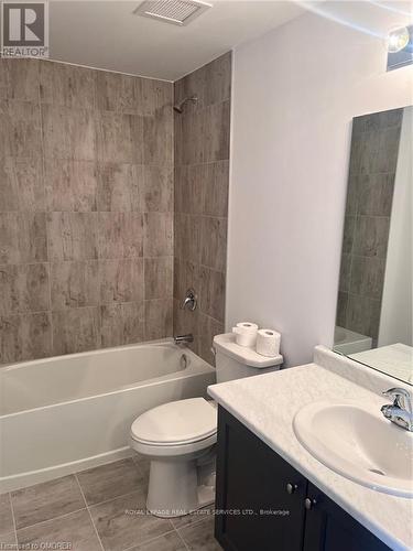 813 - 450 Dundas Street E, Hamilton, ON - Indoor Photo Showing Bathroom