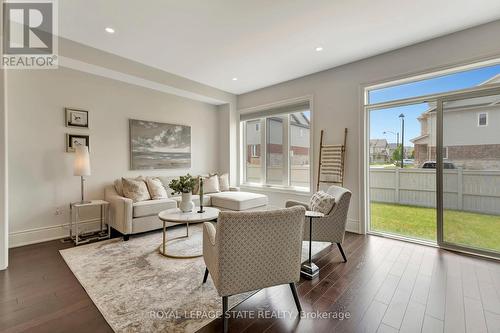 327 Raymond Road, Hamilton (Ancaster), ON - Indoor Photo Showing Living Room