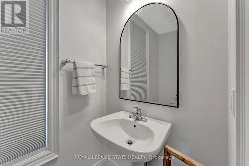 327 Raymond Road, Hamilton (Ancaster), ON - Indoor Photo Showing Bathroom