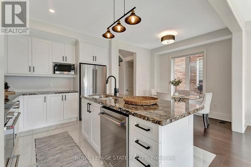 327 Raymond Road, Hamilton (Ancaster), ON - Indoor Photo Showing Kitchen With Upgraded Kitchen