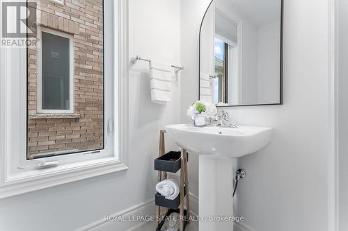 327 Raymond Road, Hamilton (Ancaster), ON - Indoor Photo Showing Bathroom