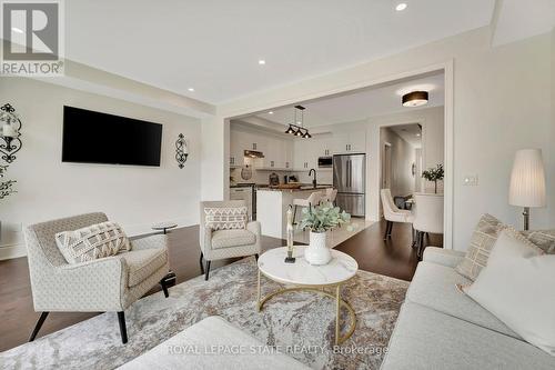 327 Raymond Road, Hamilton (Ancaster), ON - Indoor Photo Showing Living Room