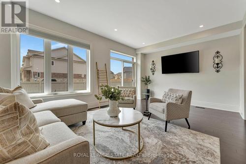 327 Raymond Road, Hamilton (Ancaster), ON - Indoor Photo Showing Living Room