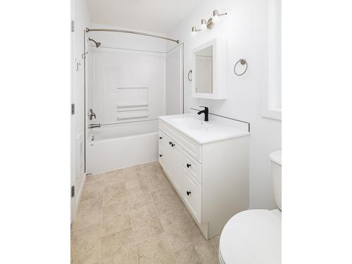 313 8Th Avenue S, Creston, BC - Indoor Photo Showing Bathroom