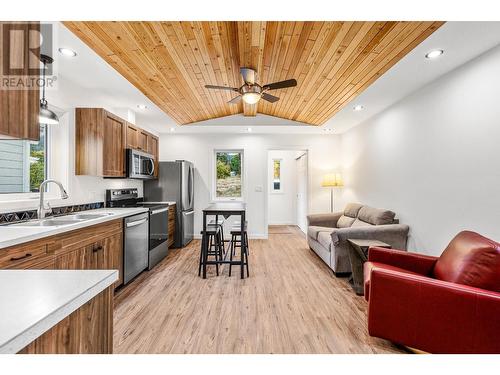 313 8Th  S Avenue, Creston, BC - Indoor Photo Showing Kitchen With Double Sink