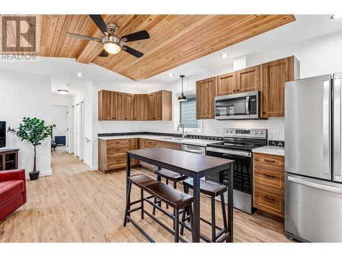 313 8Th  S Avenue, Creston, BC - Indoor Photo Showing Kitchen