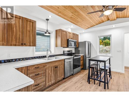 313 8Th  S Avenue, Creston, BC - Indoor Photo Showing Kitchen With Double Sink