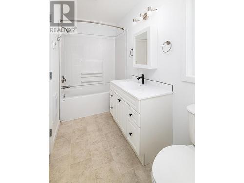 313 8Th  S Avenue, Creston, BC - Indoor Photo Showing Bathroom