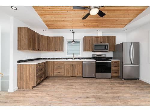 313 8Th Avenue S, Creston, BC - Indoor Photo Showing Kitchen