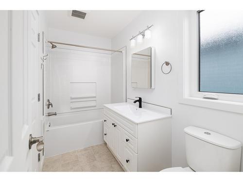 311 8Th Avenue S, Creston, BC - Indoor Photo Showing Bathroom