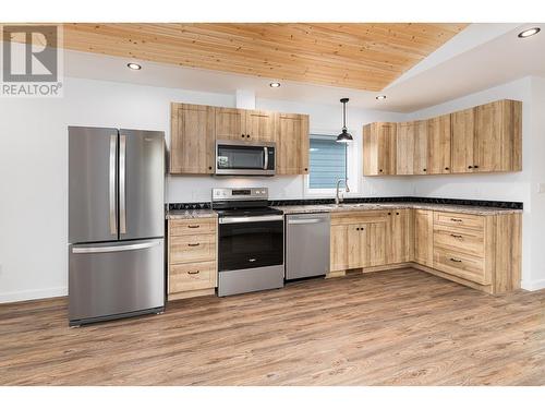 311 8Th  S Avenue, Creston, BC - Indoor Photo Showing Kitchen