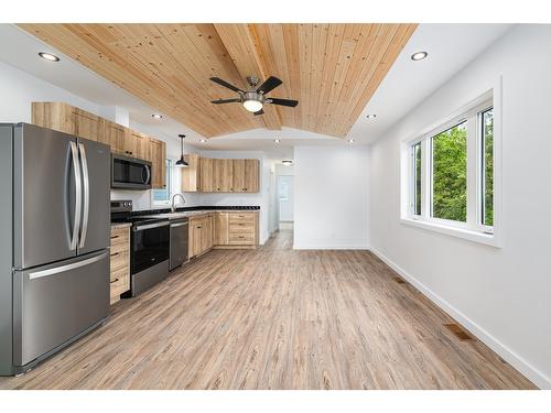 311 8Th Avenue S, Creston, BC - Indoor Photo Showing Kitchen