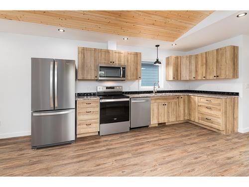 311 8Th Avenue S, Creston, BC - Indoor Photo Showing Kitchen