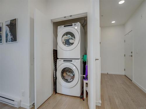 502-1033 Cook St, Victoria, BC - Indoor Photo Showing Laundry Room