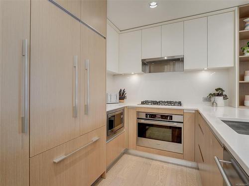 502-1033 Cook St, Victoria, BC - Indoor Photo Showing Kitchen With Upgraded Kitchen