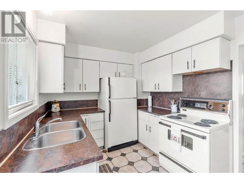 1057 Sudbury Avenue, Kamloops, BC - Indoor Photo Showing Kitchen With Double Sink