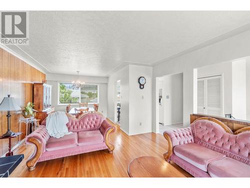 1057 Sudbury Avenue, Kamloops, BC - Indoor Photo Showing Living Room