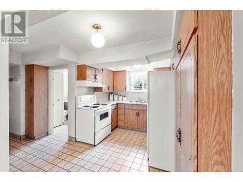 1057 Sudbury Avenue, Kamloops, BC - Indoor Photo Showing Kitchen With Double Sink