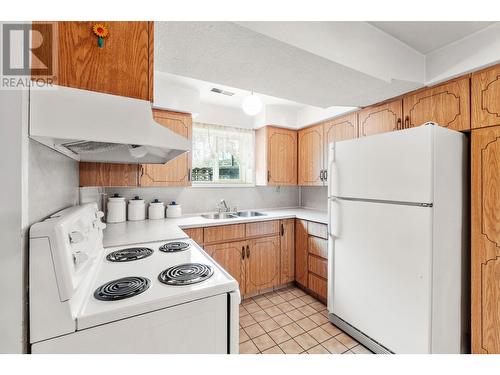 1057 Sudbury Avenue, Kamloops, BC - Indoor Photo Showing Kitchen With Double Sink