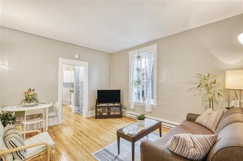 4 161 Cathedral Avenue, Winnipeg, MB - Indoor Photo Showing Living Room