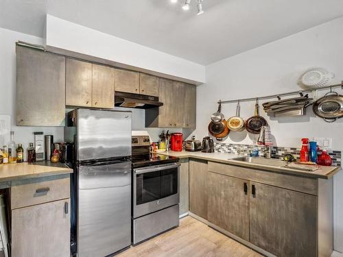 1 - 6-68 Stanley Rd, Lake Cowichan, BC - Indoor Photo Showing Kitchen