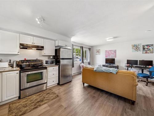 1 - 6-68 Stanley Rd, Lake Cowichan, BC - Indoor Photo Showing Kitchen