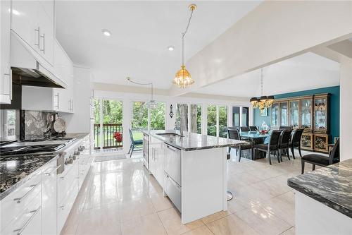 16 Freeland Court, Hamilton, ON - Indoor Photo Showing Kitchen With Upgraded Kitchen