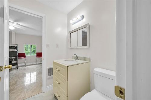 16 Freeland Court, Hamilton, ON - Indoor Photo Showing Bathroom