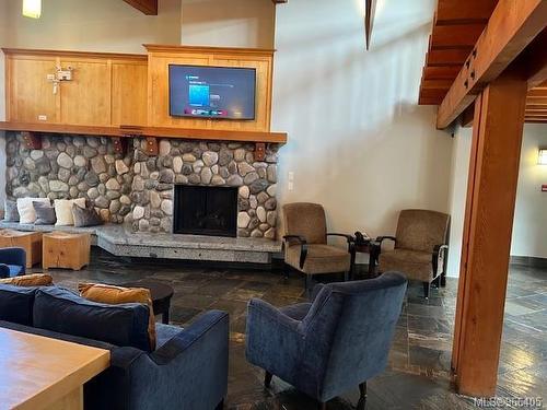 103D-1800 Riverside Lane, Courtenay, BC - Indoor Photo Showing Living Room With Fireplace