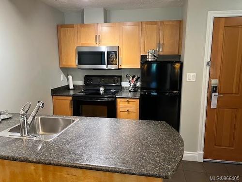 103D-1800 Riverside Lane, Courtenay, BC - Indoor Photo Showing Kitchen With Double Sink