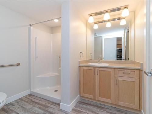 608-917 Avrill Rd, Langford, BC - Indoor Photo Showing Bathroom
