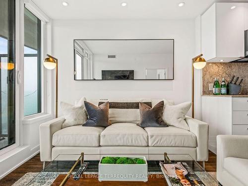 3815W-1928 Lake Shore Blvd W, Toronto, ON - Indoor Photo Showing Living Room