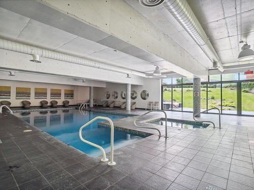 Pool - 604-7525 Av. Mountain Sights, Montréal (Côte-Des-Neiges/Notre-Dame-De-Grâce), QC - Indoor Photo Showing Other Room With In Ground Pool