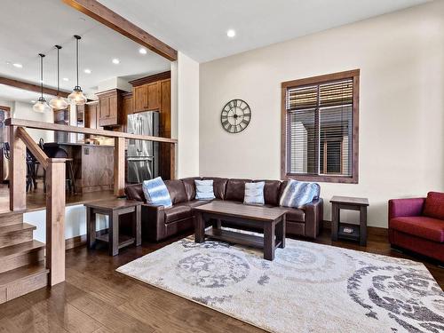 19-3280 Village Way, Sun Peaks, BC - Indoor Photo Showing Living Room