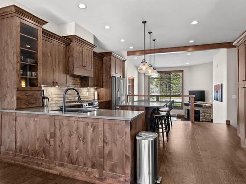 19-3280 Village Way, Sun Peaks, BC - Indoor Photo Showing Kitchen