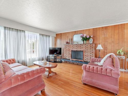 1057 Sudbury Ave, Kamloops, BC - Indoor Photo Showing Living Room With Fireplace