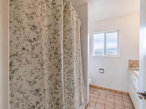 1057 Sudbury Ave, Kamloops, BC - Indoor Photo Showing Bathroom