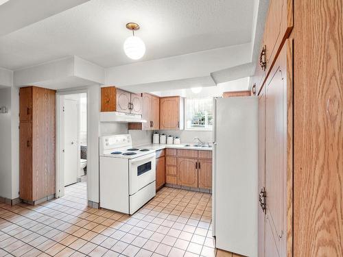 1057 Sudbury Ave, Kamloops, BC - Indoor Photo Showing Kitchen