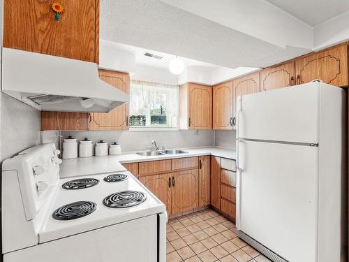 1057 Sudbury Ave, Kamloops, BC - Indoor Photo Showing Kitchen With Double Sink