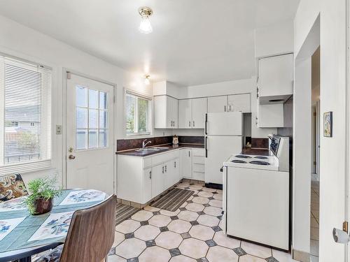 1057 Sudbury Ave, Kamloops, BC - Indoor Photo Showing Kitchen With Double Sink