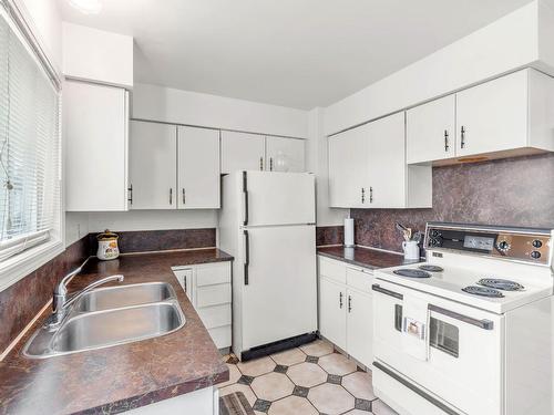 1057 Sudbury Ave, Kamloops, BC - Indoor Photo Showing Kitchen With Double Sink