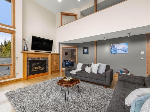 2417 Fairways Drive, Sun Peaks, BC - Indoor Photo Showing Living Room With Fireplace