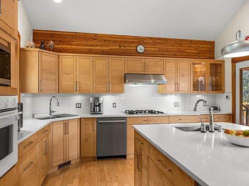 2417 Fairways Drive, Sun Peaks, BC - Indoor Photo Showing Kitchen