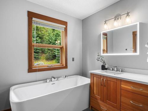 2417 Fairways Drive, Sun Peaks, BC - Indoor Photo Showing Bathroom