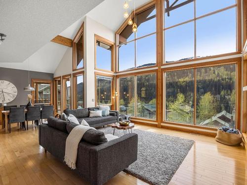 2417 Fairways Drive, Sun Peaks, BC - Indoor Photo Showing Living Room