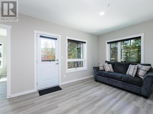 215-420 Range Road, Whitehorse, YT - Indoor Photo Showing Living Room